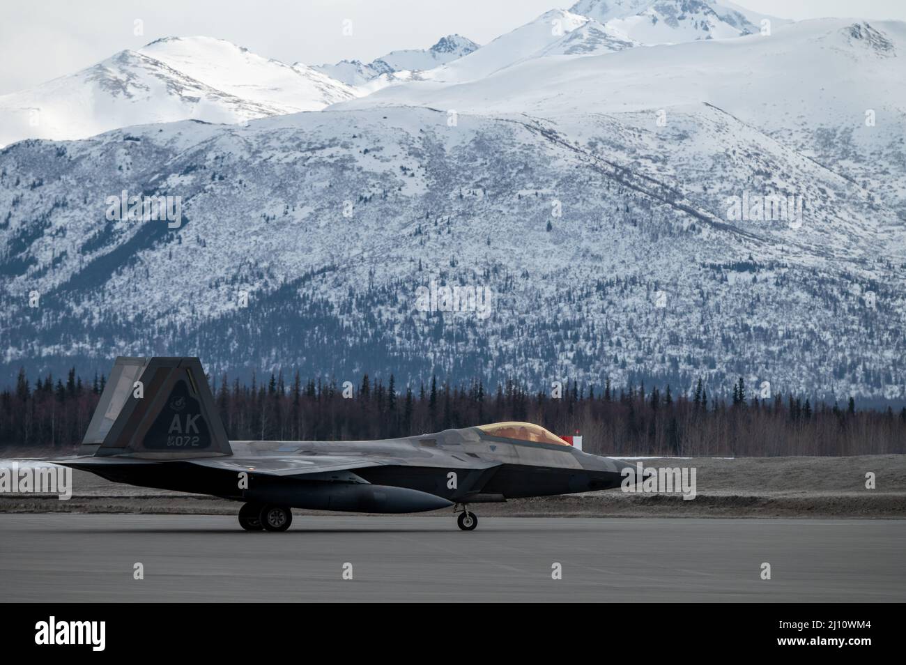 Anchorage, Stati Uniti. 16 marzo 2022. Un jet da caccia US Air Force F-22 Raptor, assegnato a 3rd Wing, taxi per il decollo durante l'operazione Noble Defender alla Joint base Elmendorf-Richardson 16 marzo 2022 ad Anchorage, Alaska. L'esercizio NORAD fa parte delle recenti mosse militari per scoraggiare il coinvolgimento russo in Ucraina. Credit: A1c Andrew Britten/U.S. Air Force/Alamy Live News Foto Stock