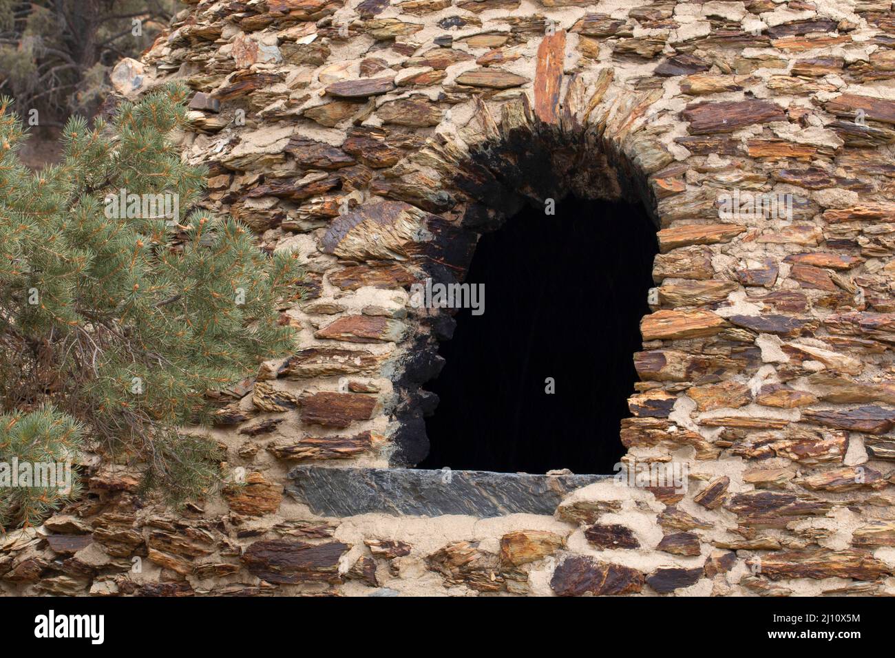 Finestra di Wildrose Charcoal Kiln, Death Valley National Park, California Foto Stock