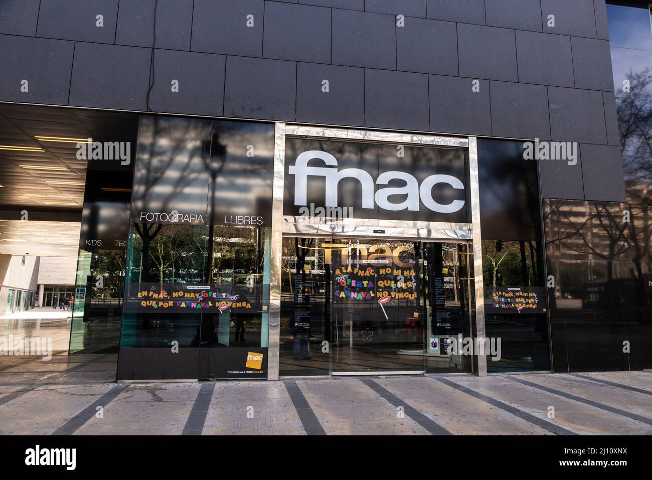Barcellona, Spagna - 24 febbraio 2022: Ingresso della FNAC, grande catena di vendita al dettaglio di prodotti culturali ed elettronici in viale Diagonal, uno shopping Foto Stock