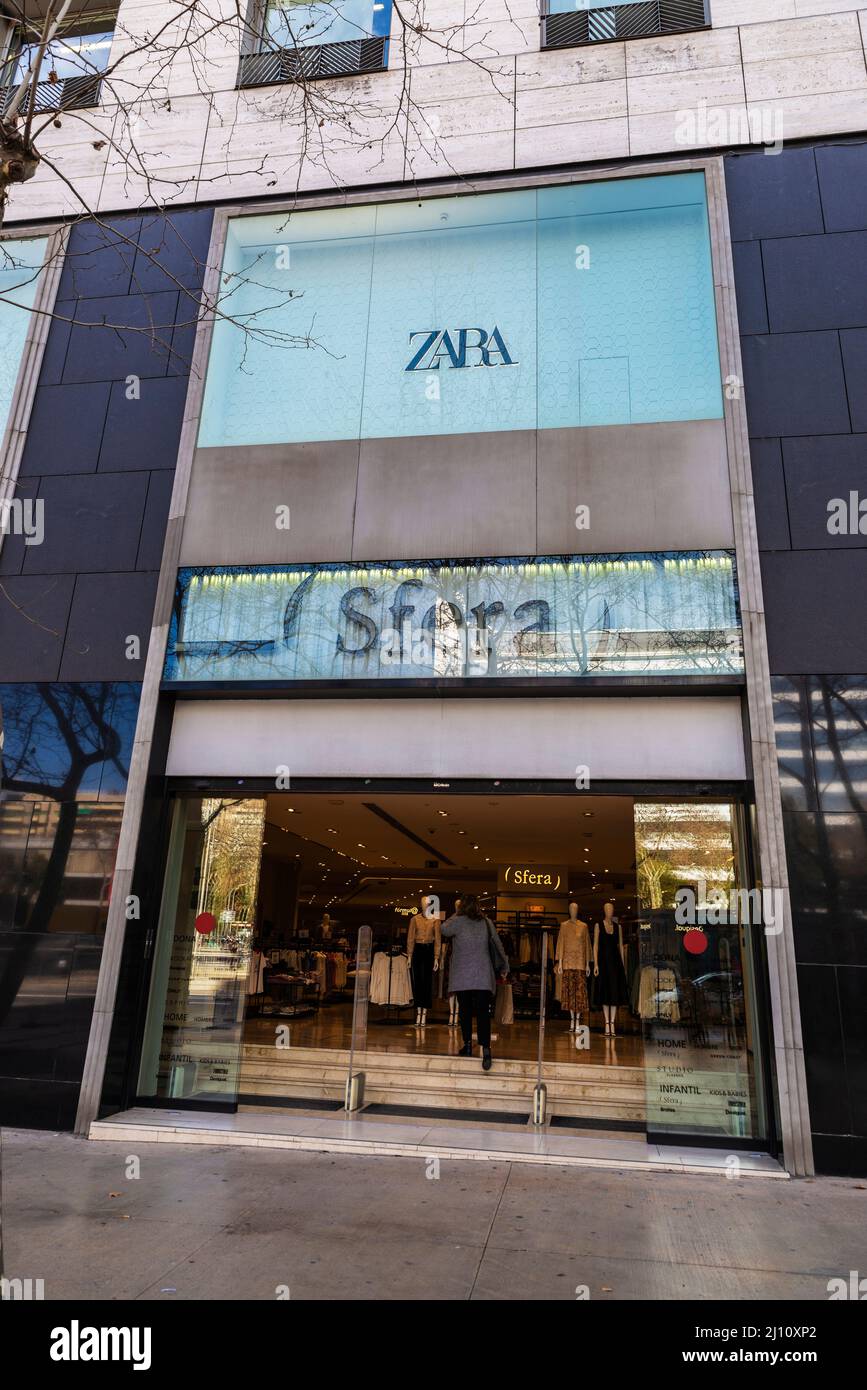 Barcellona, Spagna - 24 febbraio 2022: Ingresso di un negozio di abbigliamento Zara o Sfera con gente intorno in viale Diagonal, via dello shopping di Barcellona, Foto Stock