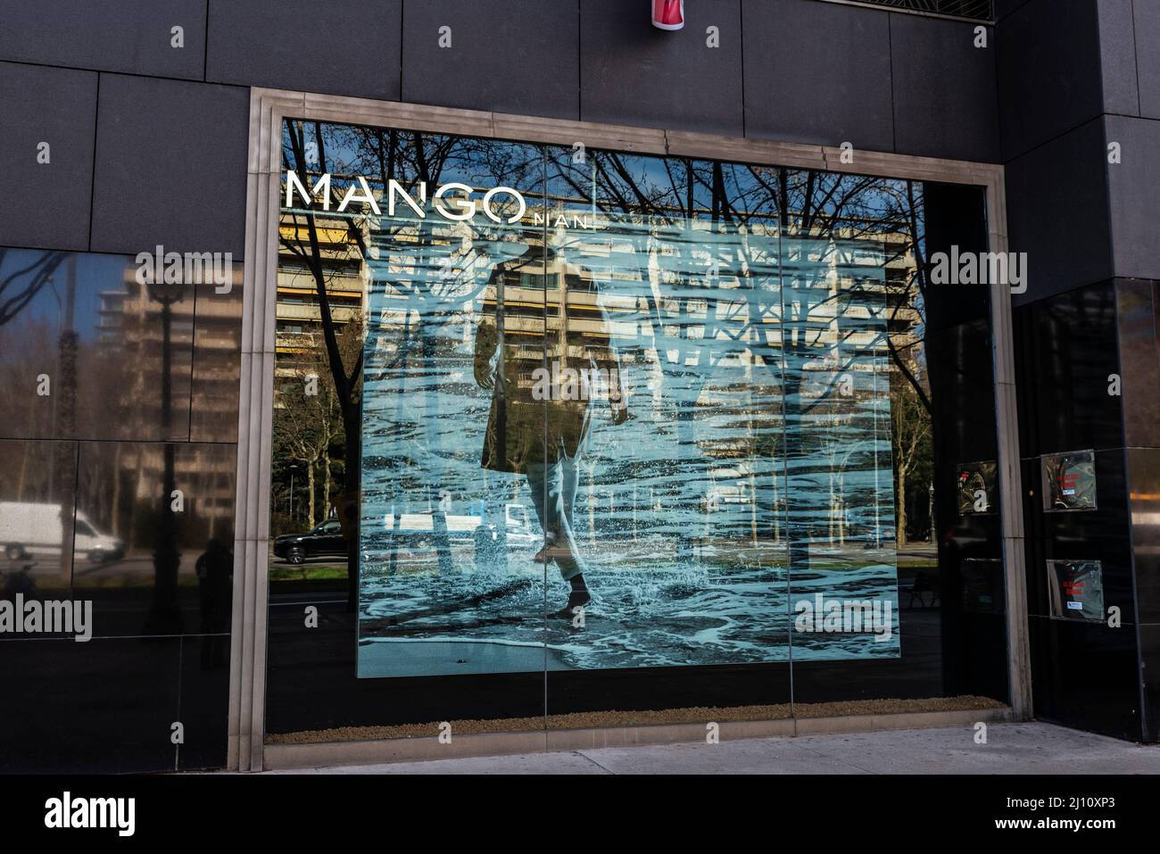 Barcellona, Spagna - 24 febbraio 2022: Mostra di un negozio di abbigliamento Mango in viale Diagonal, via dello shopping di Barcellona, Catalogna, Spagna Foto Stock