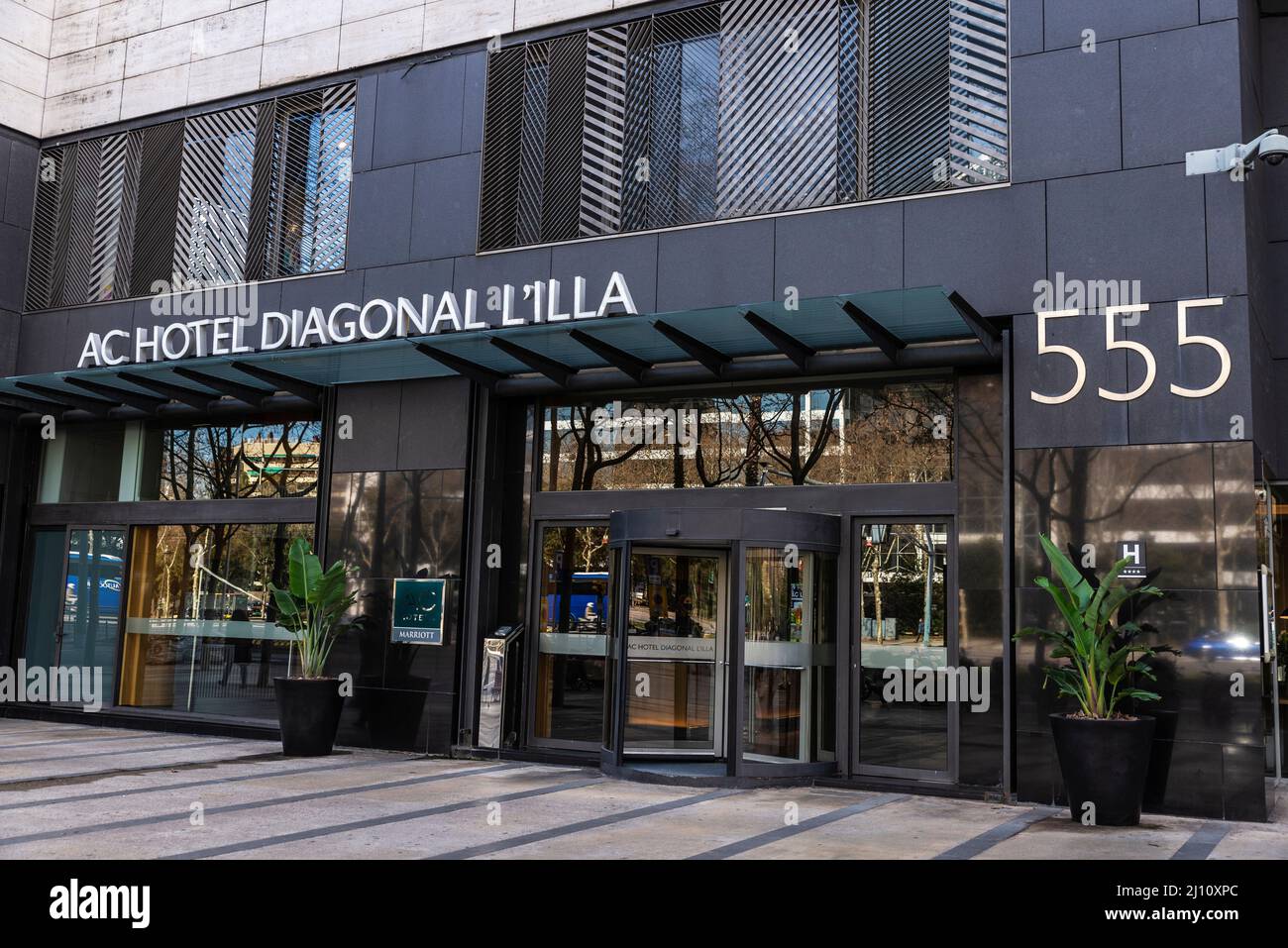 Barcellona, Spagna - 24 febbraio 2022: Ingresso dell'AC Hotel Diagonal L Illa, in Diagonal Avenue, una strada commerciale di Barcellona, Catalogna, Spagna Foto Stock