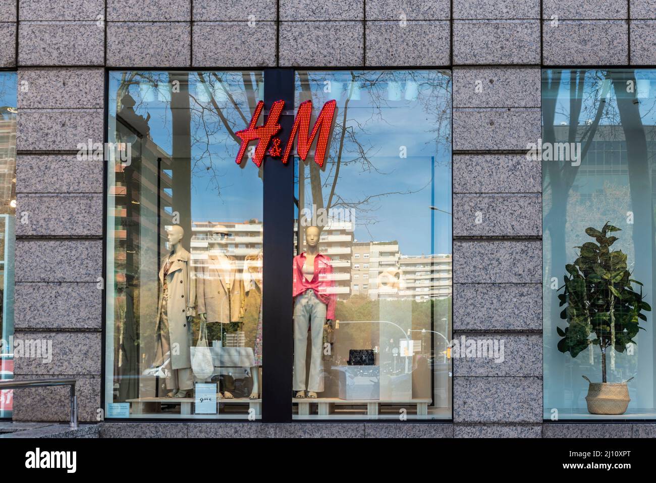 Barcellona, Spagna - 24 febbraio 2022: Facciata di un negozio di abbigliamento HM o H&M in Diagonal Avenue, una strada commerciale di Barcellona, Catalogna, Spagna Foto Stock