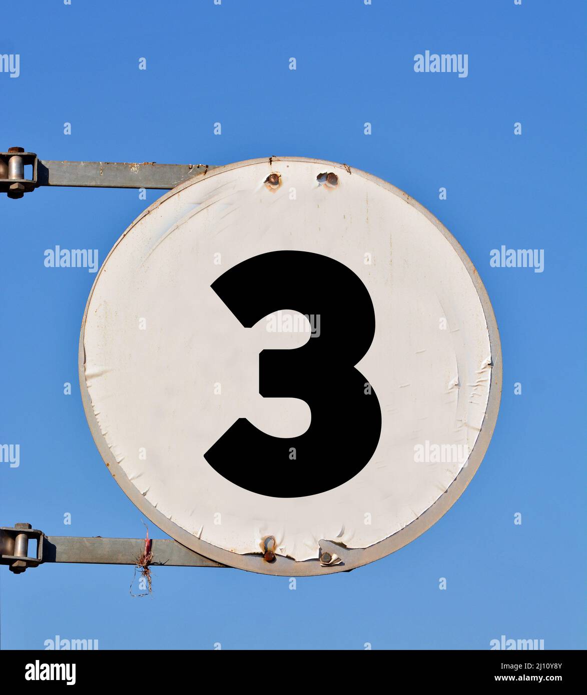 Banner stradale di forma rotonda con il numero 3 sullo sfondo del cielo. Foto Stock