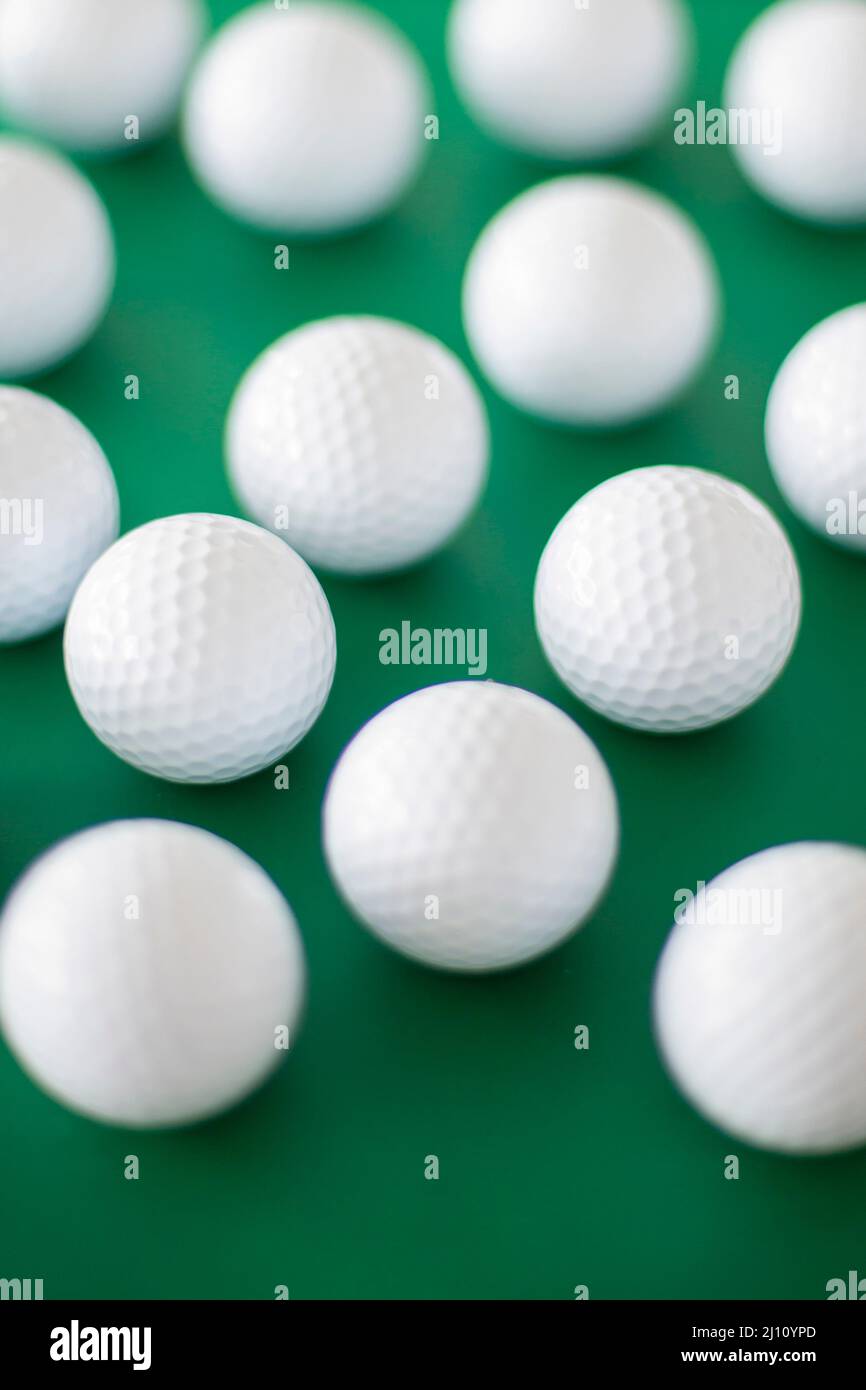 Gruppo di palline da golf su sfondo verde Foto Stock