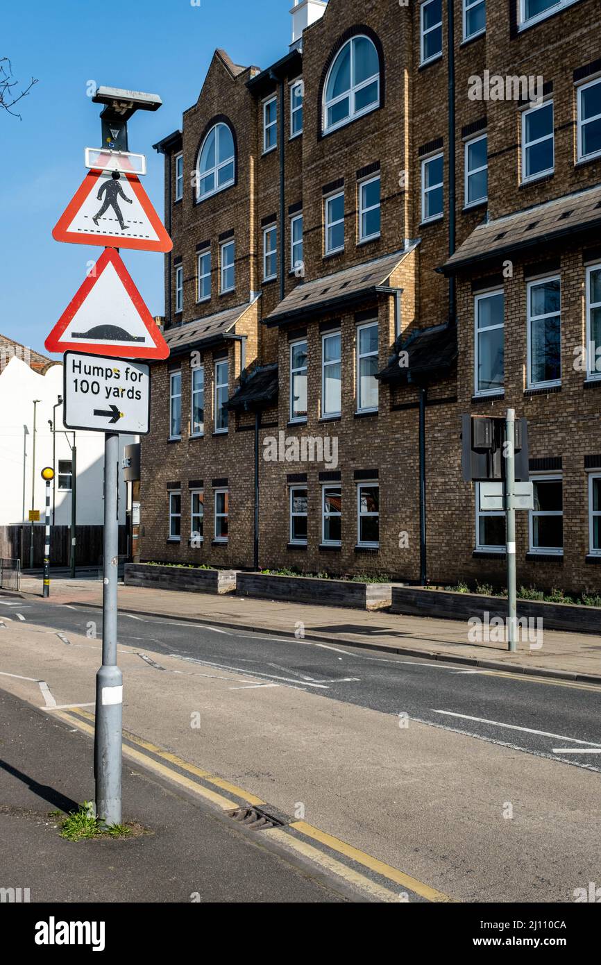 Epsom Surrey London UK, marzo 21 2022, Traffic Motorist Road Warning Signs for humps and pedonans with Modern Brick Building Exterior in background Foto Stock