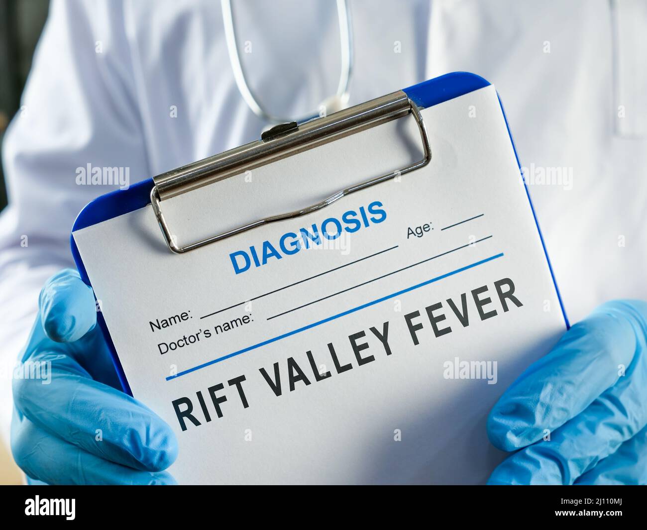 Il medico sta tenendo una diagnosi di febbre della valle del rift RVF. Foto Stock
