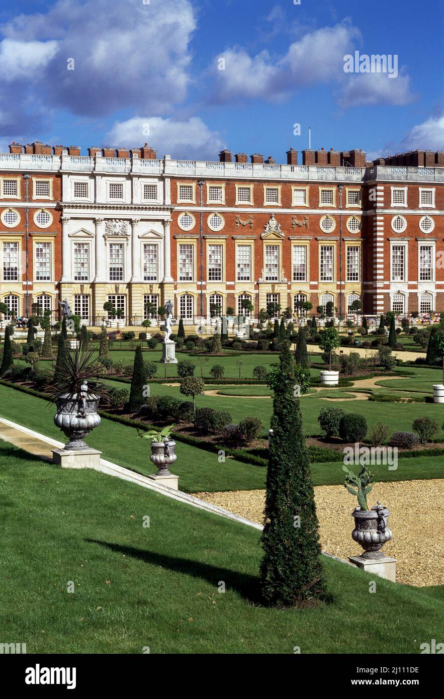 Hampton Court Palace, Privy Garden und Südfassade Foto Stock