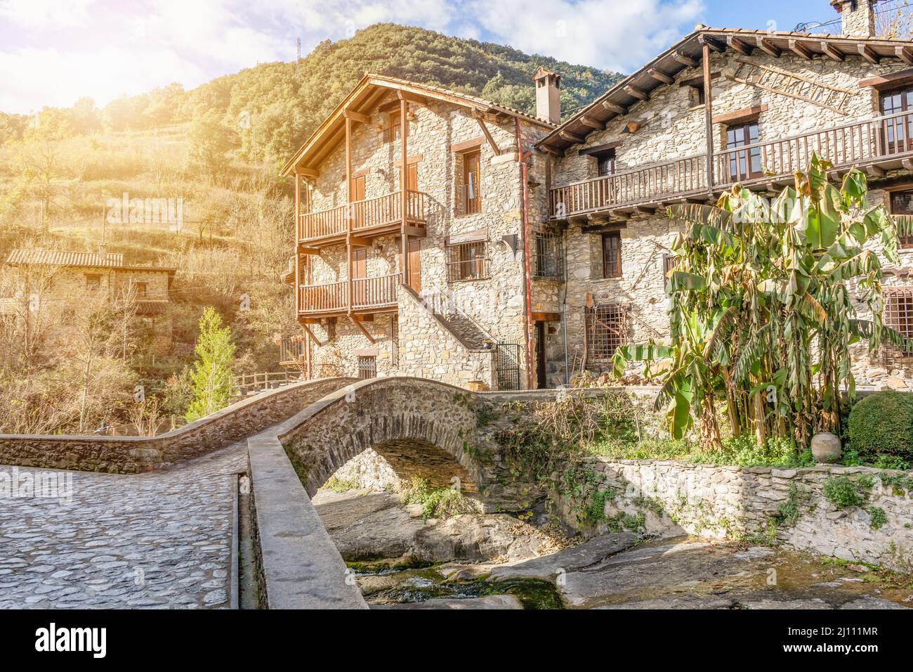 Bella vista del borgo medievale con vecchio ponte medievale sul piccolo fiume al tramonto Foto Stock