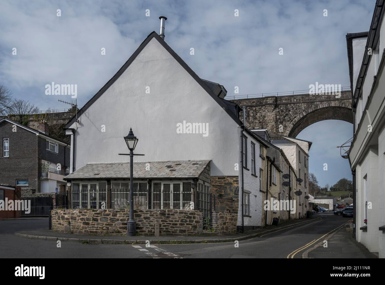 Vecchia strada laterale di Tavistock sopra guardato dal viadotto gigante Foto Stock