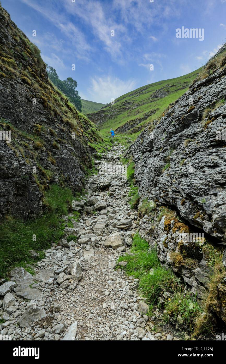 Cave Dale (o Cavedale), una valle di pietra calcarea asciutta nel Derbyshire Peak District, Castleton, Derbyshire, Inghilterra, Regno Unito Foto Stock