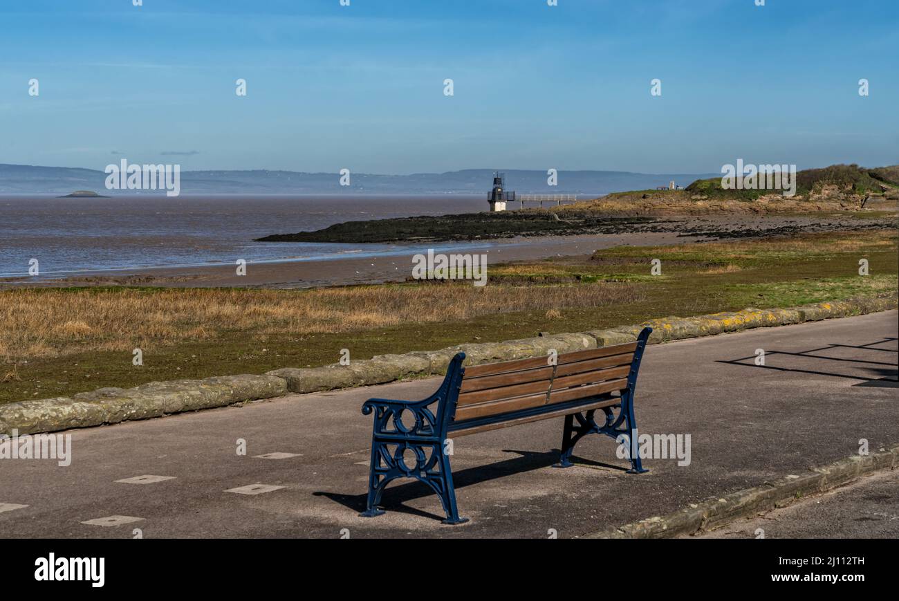 Spiaggia di Portishead da Esplanade Road con vista del Faro di Battery Point, Somerset, Inghilterra Foto Stock