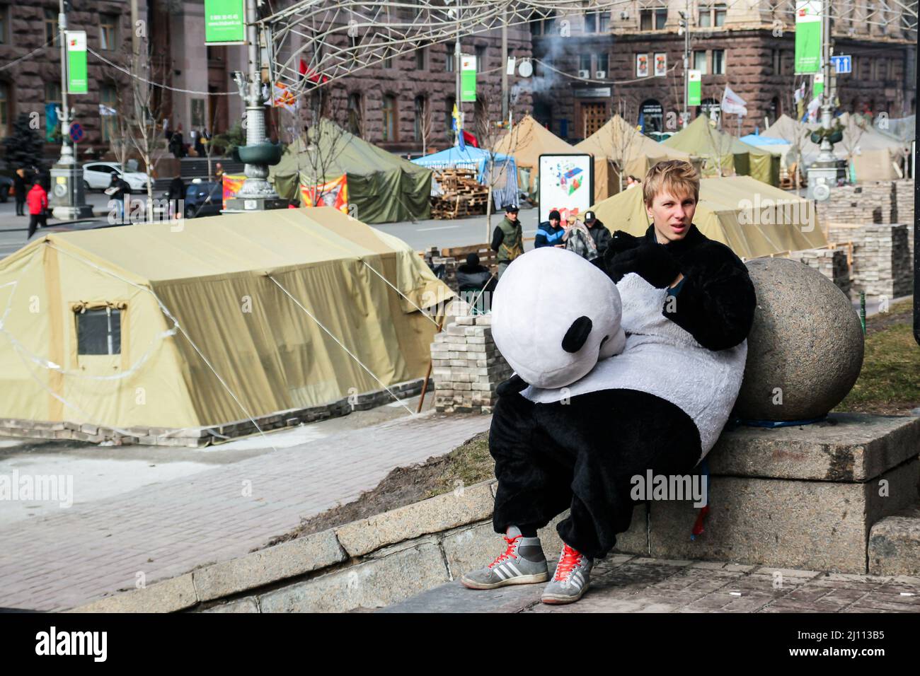 Kiev, Ucraina - Un giovane vestito da panda si rilassa dalle tende nel centro della città. Guerra Ucraina con la Russia. Foto di alta qualità Foto Stock