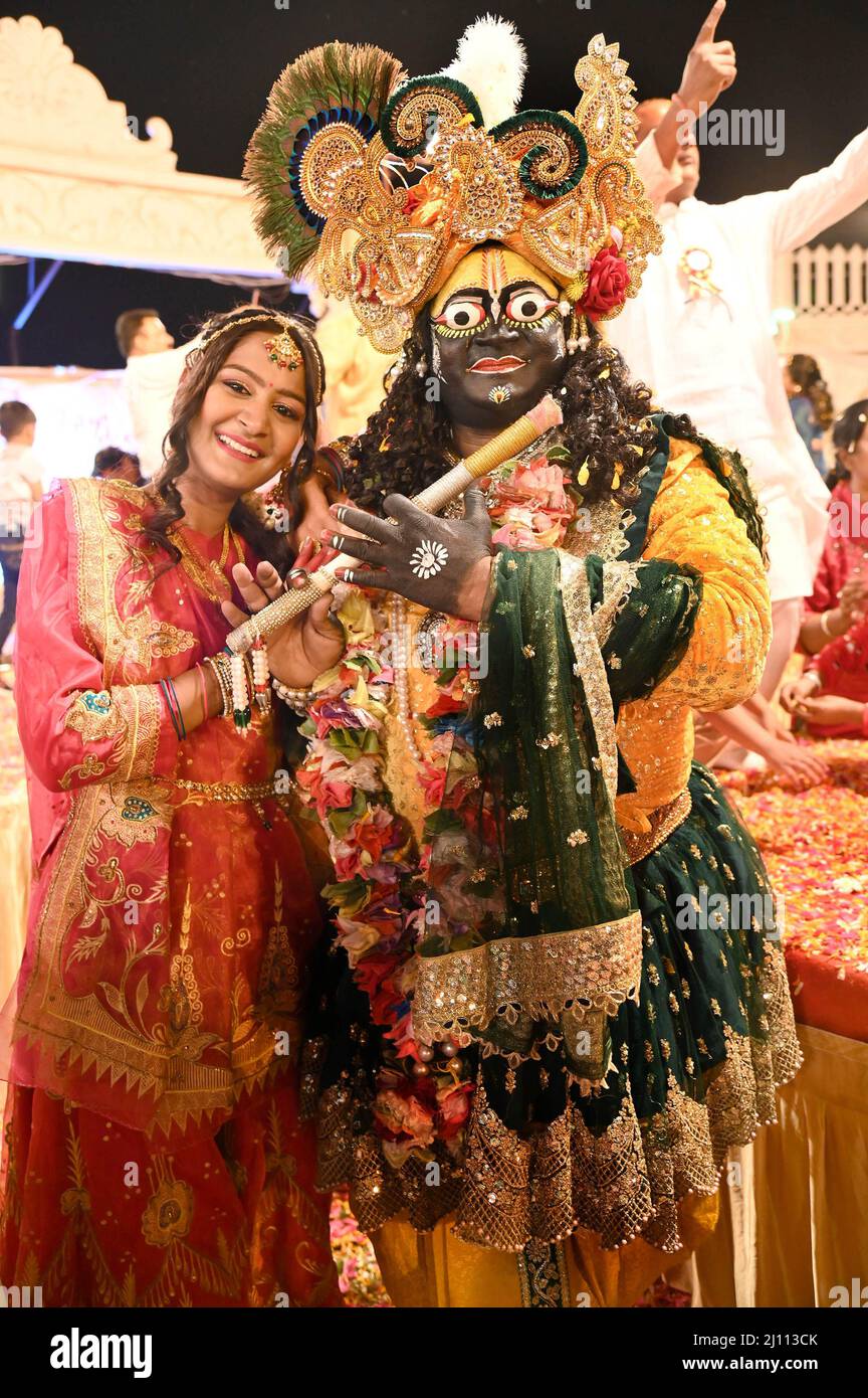 Bikaner, India. 20th Mar 2022. Un artista folk suona durante la comunità di Holi Sneh Milan Agarwal nel giardino di matrimonio Riddhi Siddhi, Rani Bazar. (Foto di Dinesh Gupta/Pacific Press) Credit: Pacific Press Media Production Corp./Alamy Live News Foto Stock