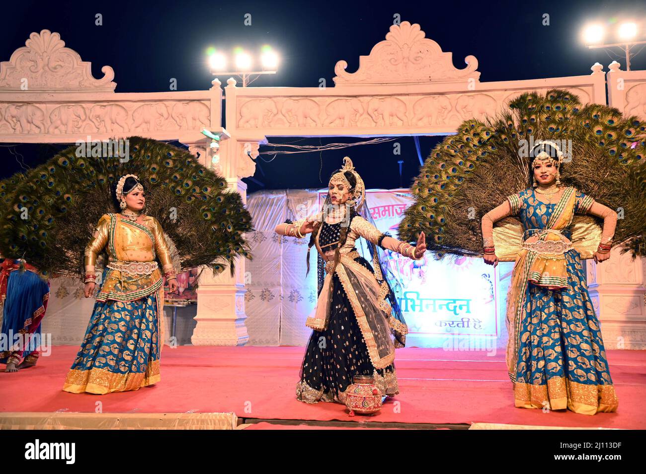 Bikaner, India. 20th Mar 2022. Un artista folk suona durante la comunità di Holi Sneh Milan Agarwal nel giardino di matrimonio Riddhi Siddhi, Rani Bazar. (Foto di Dinesh Gupta/Pacific Press) Credit: Pacific Press Media Production Corp./Alamy Live News Foto Stock