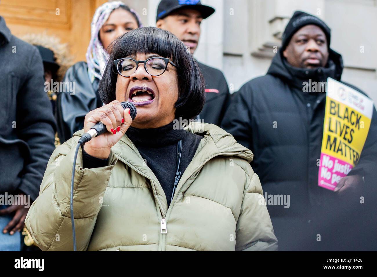 Londra, Inghilterra, Regno Unito. 20th Mar 2022. Diane Julie Abbott, membro socialista del Parlamento per Hackney North e Stoke Newington dal 1987, durante il suo sentito discorso sul ChildQ, l'adultificazione dei bambini neri e il razzismo strutturale nel Regno Unito. Centinaia di londinesi si sono riuniti nel municipio di Londra Hackney per dimostrare la loro solidarietà con Child Q e la sua famiglia. (Credit Image: © Sabrina Merolla/ZUMA Press Wire) Foto Stock