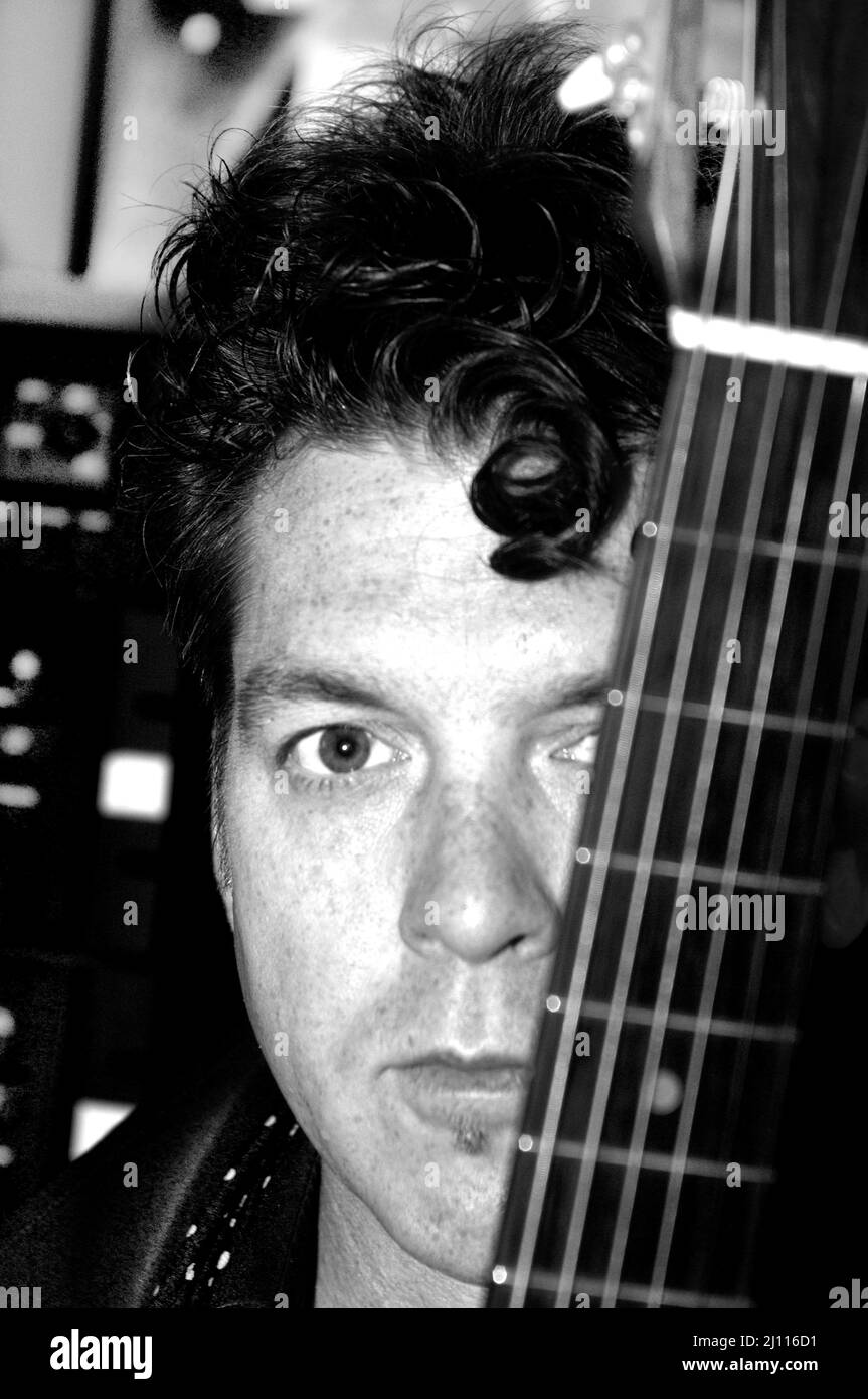 Milano Italia 2003-10-09: Sessione fotografica del chitarrista americano Joe Henry prima della conferenza stampa Foto Stock