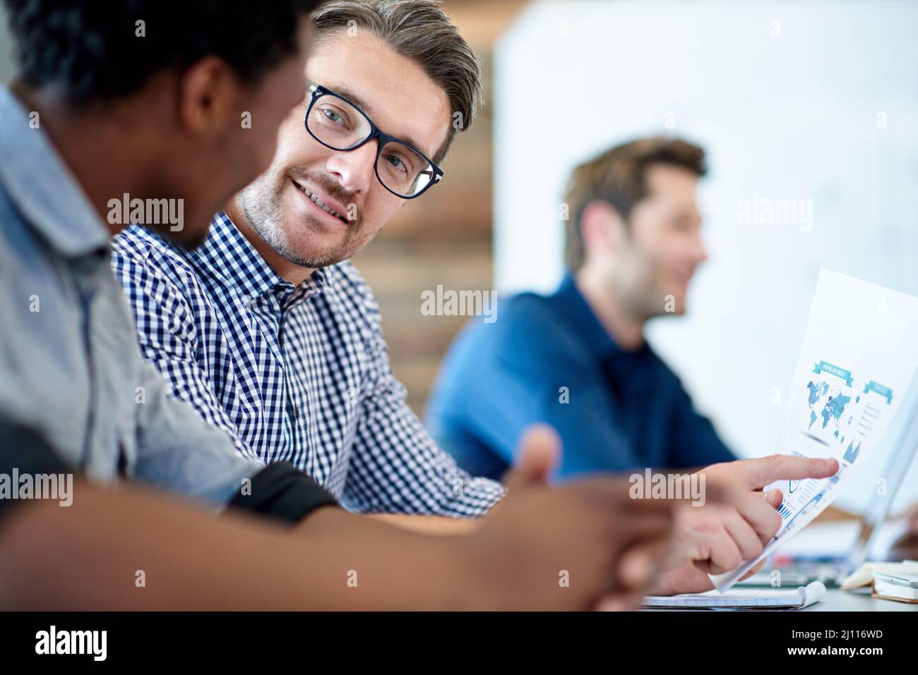 Condividere idee dinamiche. Due professionisti maschi che hanno una conversazione positiva in una sala riunioni. Foto Stock