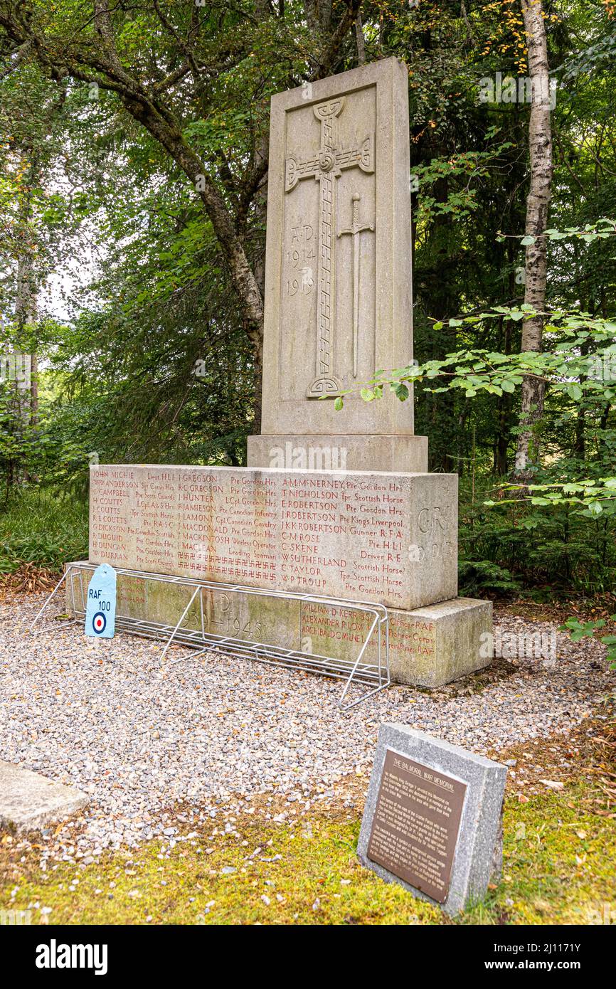 Il War Memorial vicino all'ingresso del Castello Balmoral, Aberdeenshire, Scozia Regno Unito Foto Stock