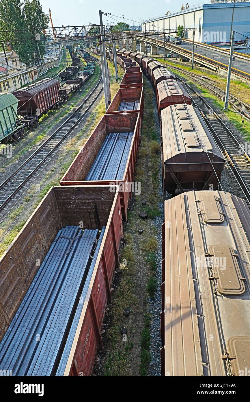 Vista su file di vagoni cargo treno sul cantiere di shunting nella zona portuale di Odessa, Ucraina. I treni sembrano essere infiniti fino all'orizzonte. Foto Stock