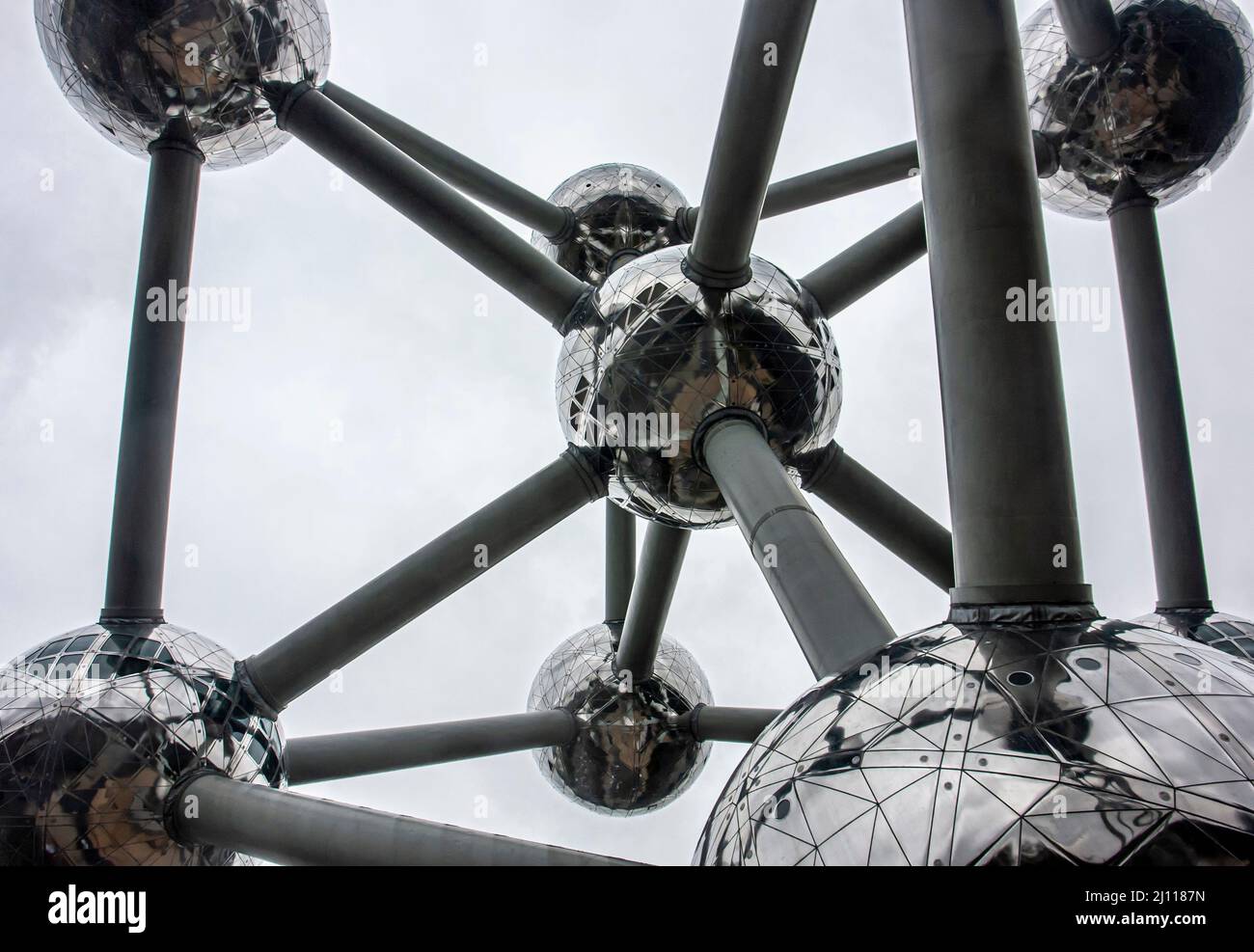 Dettaglio dell'Atomium di Bruxelles. Edificio che rappresenta un cristallo di ferro ingrandito 165 miliardi di volte. Foto Stock