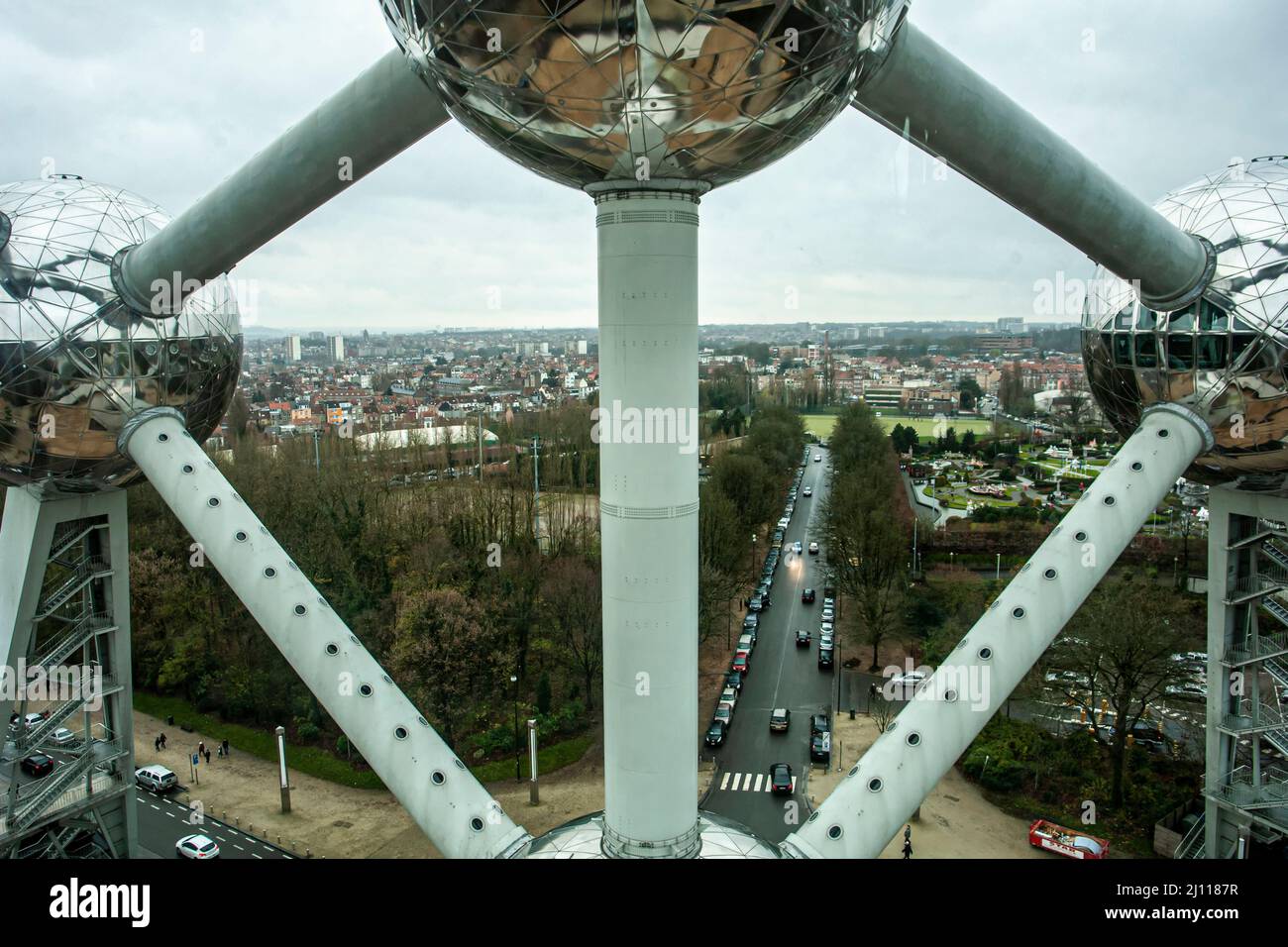 Dettaglio dell'Atomium di Bruxelles. Edificio che rappresenta un cristallo di ferro ingrandito 165 miliardi di volte. Foto Stock
