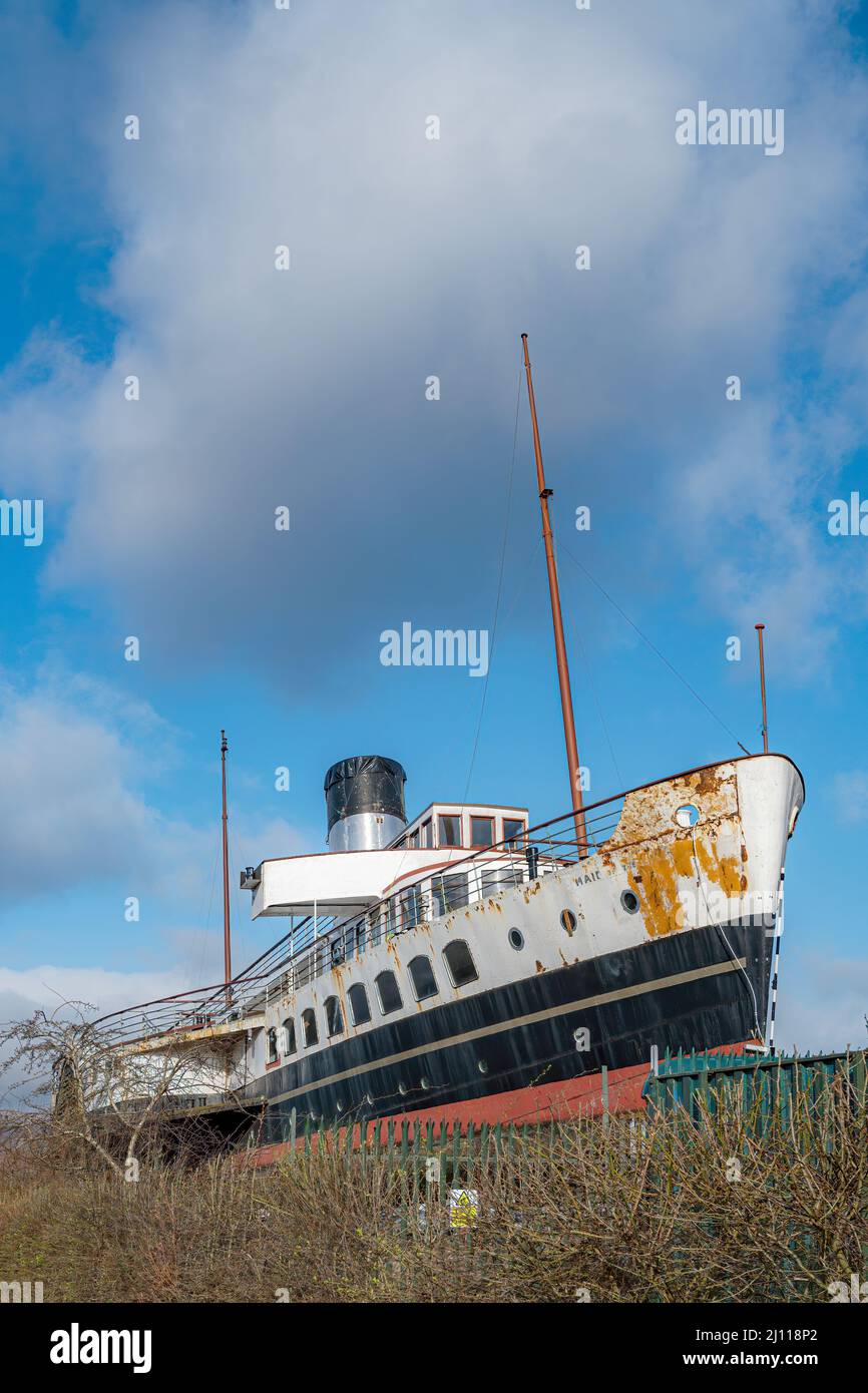 BALLOCH, SCOZIA - 01 MARZO 2022: La cameriera del vaporetto a pale del lago in fase di restauro da parte di un gruppo di volontari. Foto Stock