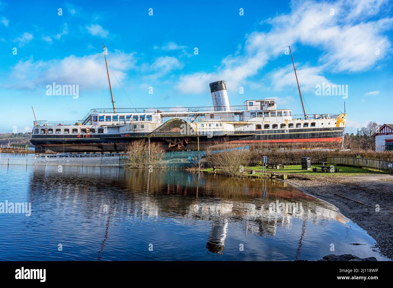 BALLOCH, SCOZIA - 01 MARZO 2022: La cameriera del vaporetto a pale del lago in fase di restauro da parte di un gruppo di volontari. Foto Stock