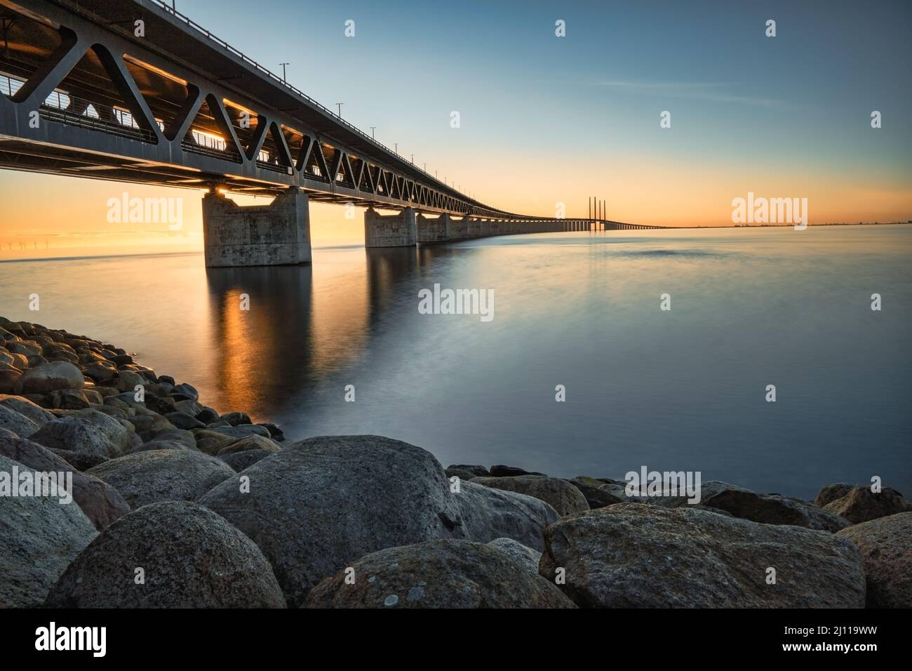 Ponte Oresund, che collega Copenhagen Danimarca e Malmo Svezia al tramonto Foto Stock