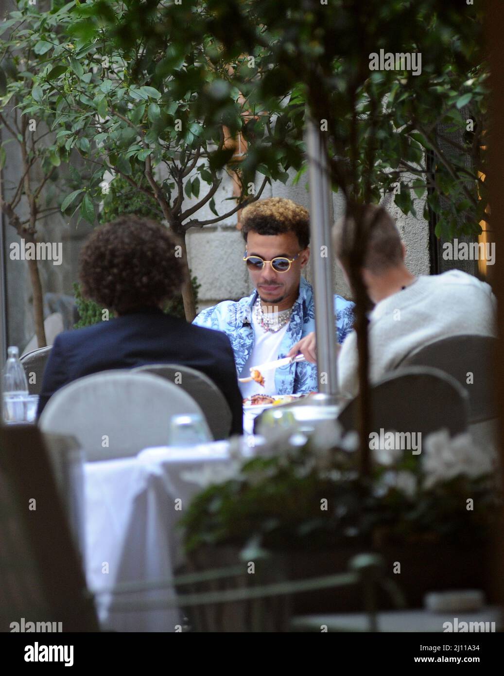 Milano, . 21st Mar 2022. Milano, 21-03-2022 Bamidele Jermaine Alli, meglio conosciuto come DELE ALLI, calciatore INGLESE EVERTON, ha preso a pranzo in un ristorante ben noto nel centro con alcuni amici. Qui sta mangiando al 'Salumaio di Montenapoleone', poi una lunga passeggiata e qualche shopping prima di ritornare a casa. Credit: Independent Photo Agency/Alamy Live News Foto Stock