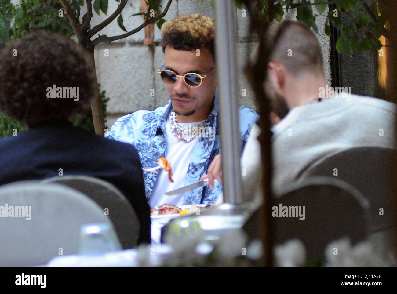 Milano, . 21st Mar 2022. Milano, 21-03-2022 Bamidele Jermaine Alli, meglio conosciuto come DELE ALLI, calciatore INGLESE EVERTON, ha preso a pranzo in un ristorante ben noto nel centro con alcuni amici. Qui sta mangiando al 'Salumaio di Montenapoleone', poi una lunga passeggiata e qualche shopping prima di ritornare a casa. Credit: Independent Photo Agency/Alamy Live News Foto Stock