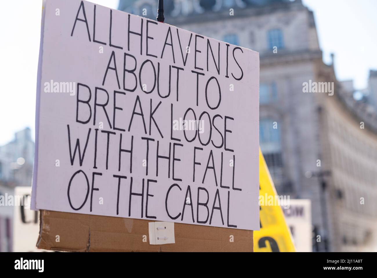 Protesta che ha luogo a Westminster, Londra, Regno Unito, compreso la vaccinazione anti di Covid 19, nessuna vaccinazione dei bambini & dei manifestanti di libertà. Targhetta Cabal Foto Stock