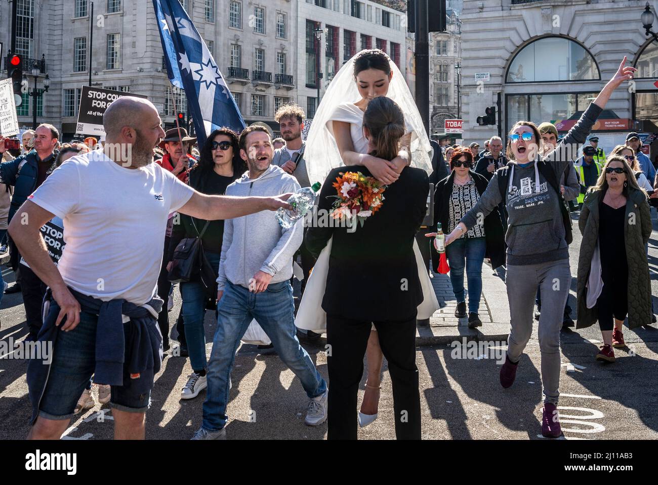 Protesta che ha luogo a Westminster, Londra, Regno Unito, inclusa la vaccinazione anti-vaccino del Covid 19, per i manifestanti di libertà. Passando un photoshoot di cerimonia nuziale Foto Stock