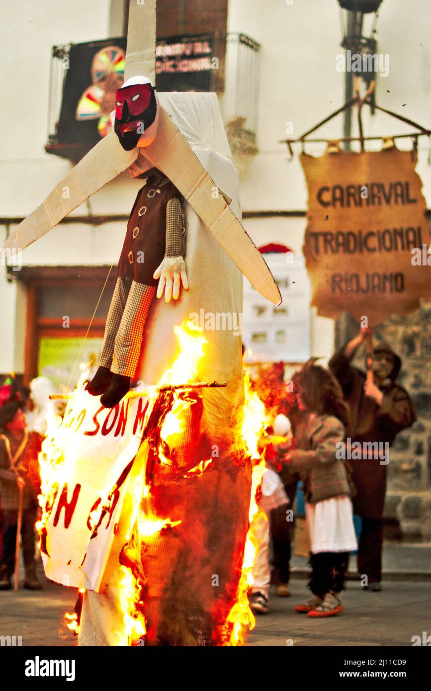 Enciso, Spagna – 5 marzo 2022: Bruciare Giuda vestito come laminatoio. Carnevale tradizionale di Enciso. Foto Stock
