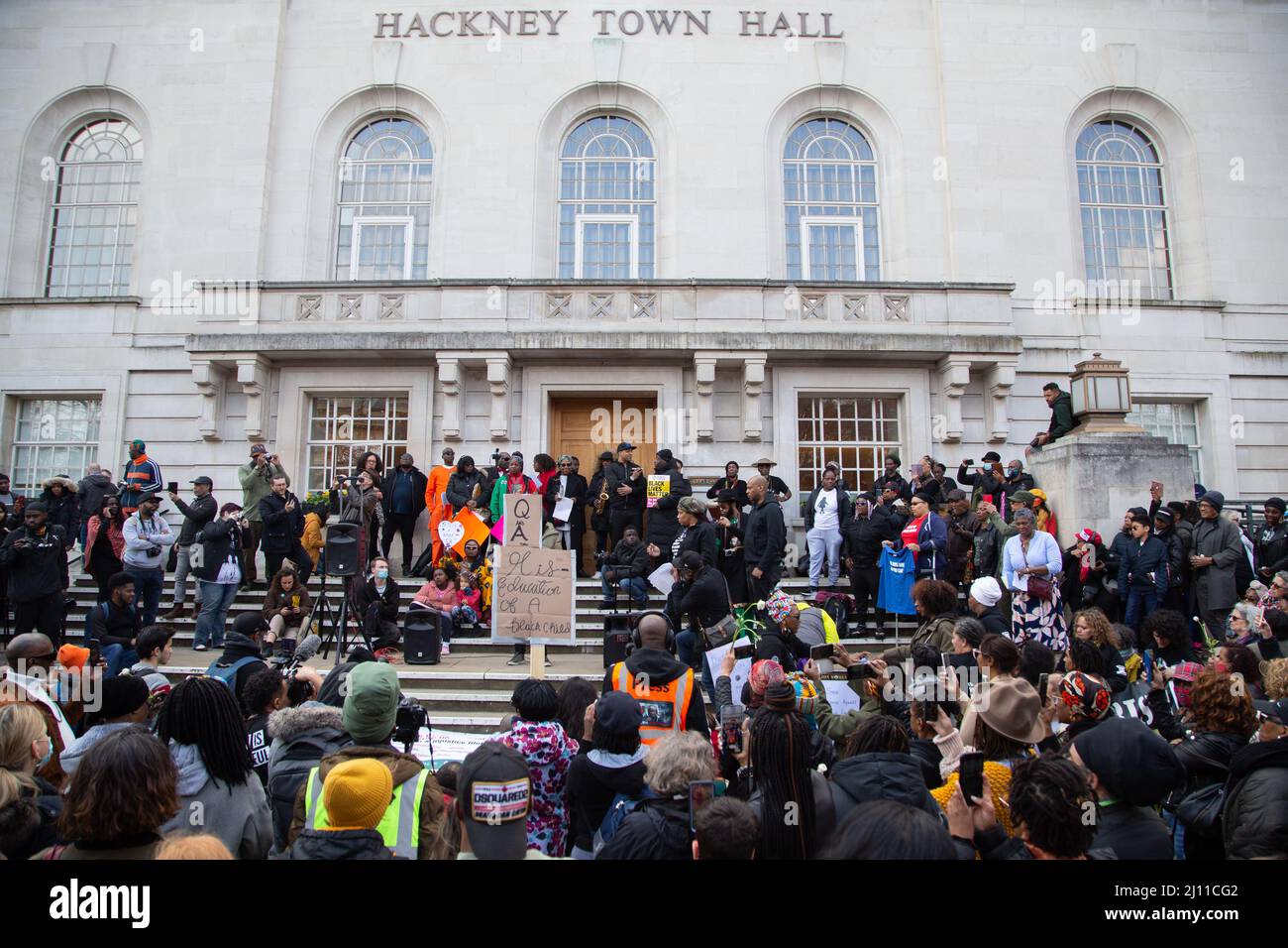 Sostenitori di Child Q visto fuori dal Municipio di Hackney durante il rally. I manifestanti ascoltano i relatori del nord di Londra a sostegno di un bl di 15 anni Foto Stock