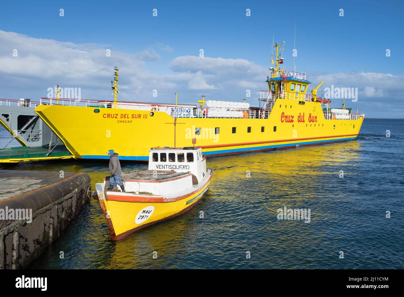 Traghetto sul molo dopo aver attraversato il canale di Chacao. Regione di Los Lagos. Cile. Foto Stock