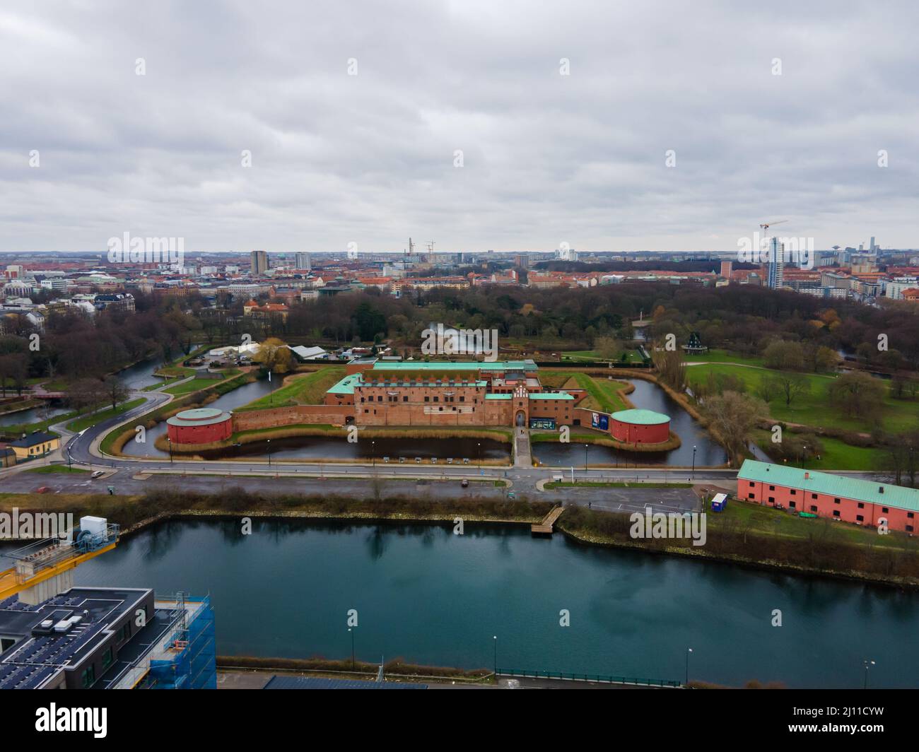 Malmö, Svezia - 28 12 2020: Veduta d'areale del Castello di Malmö. Cielo nuvoloso, panorama. Foto Stock