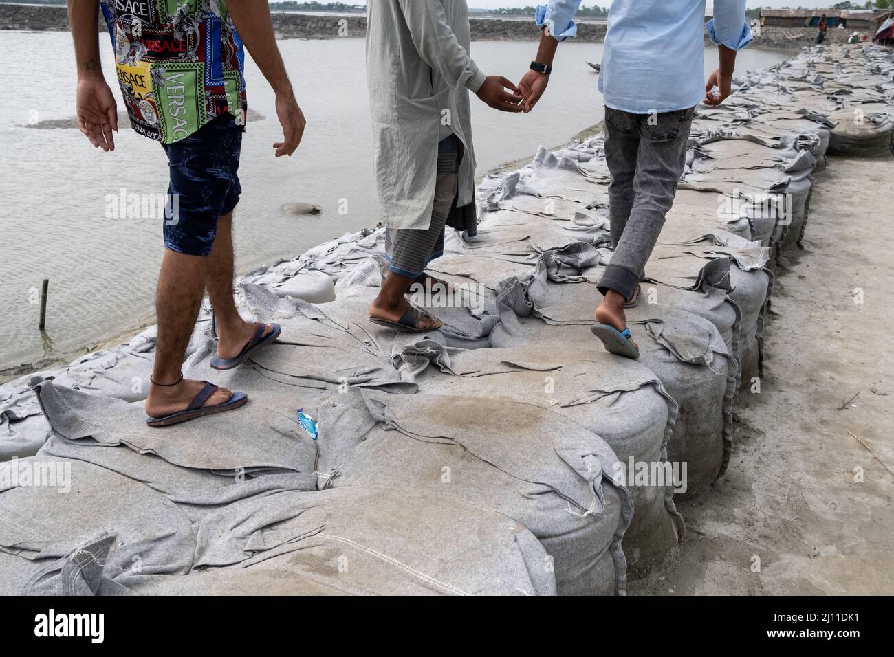 Il villaggio di Pratab Nagar è gravemente colpito dai cambiamenti climatici, tra cui l'aumento dei livelli delle acque, l'erosione e la salinizzazione. Provincia di Satkhira, Bangladesh. Foto Stock