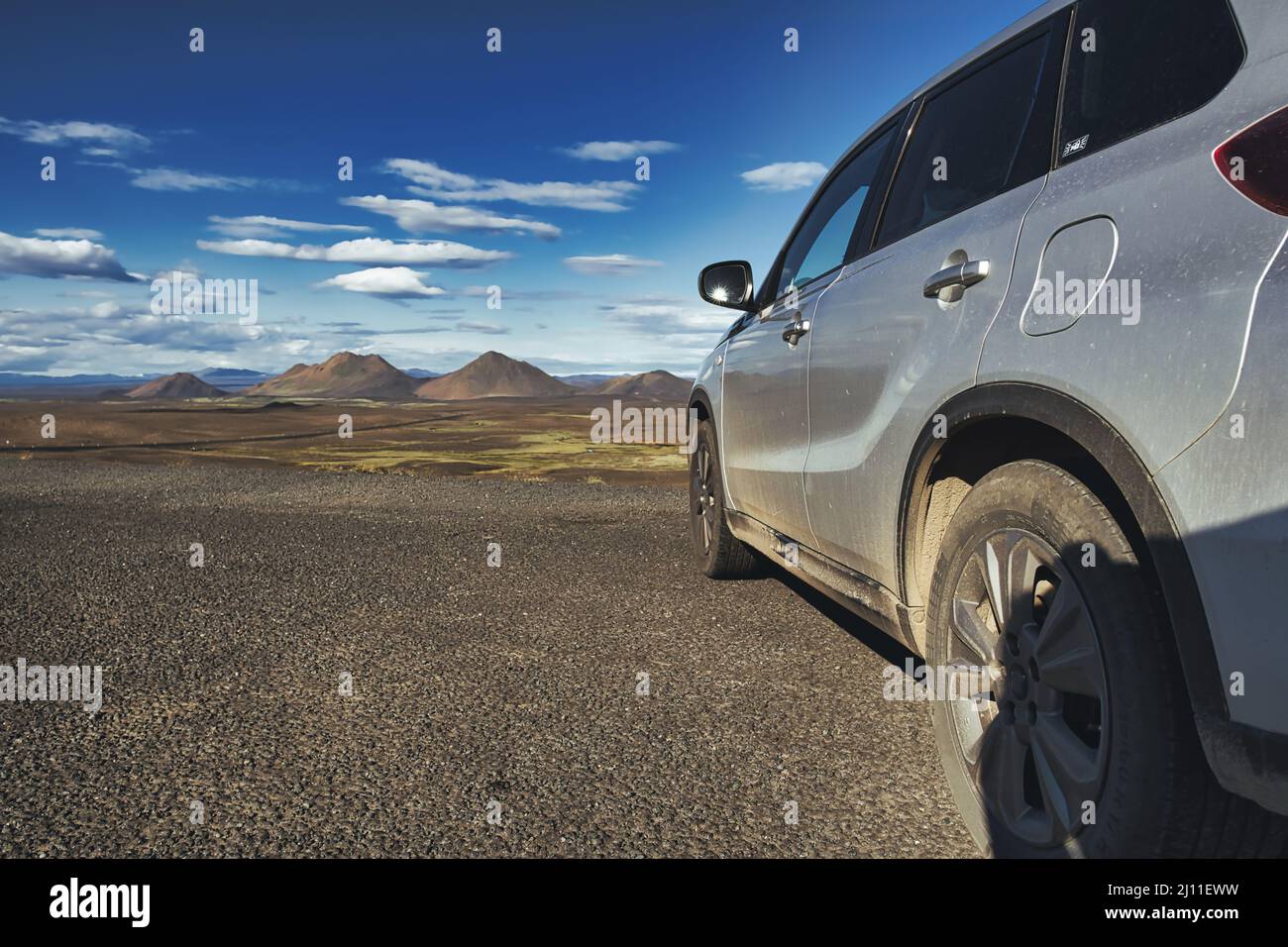 auto islandese per il viaggio su strada, cielo blu e altipiani Foto Stock