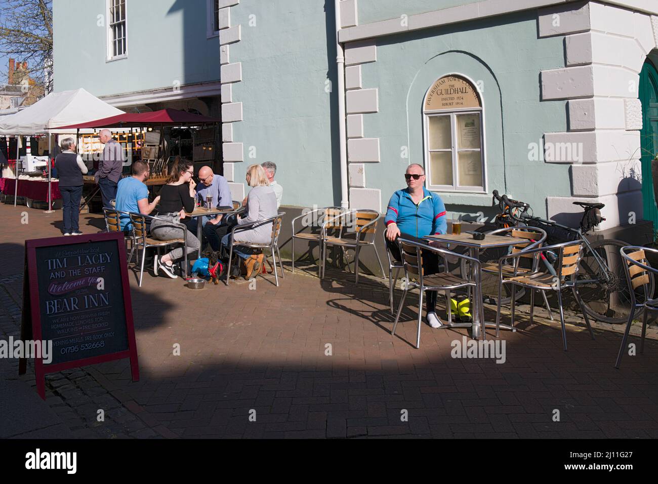 I clienti del Bear Inn Court Street Faversham Kent Foto Stock