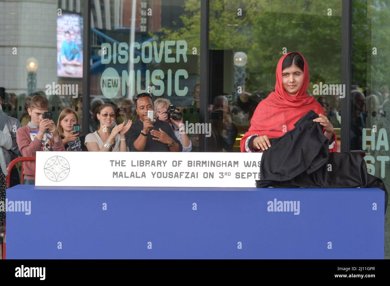 BIRMINGHAM, Inghilterra, 3 settembre 2013 - Malala Yousafzai, nato il 12 luglio 1997, a Mingora, la città più grande della valle di Swat in quella che ora è la provincia di Khyber Pakhtunkhwa del Pakistan. L'attivista educativo ha partecipato alla cerimonia di apertura della Biblioteca di Birmingham con il padre Ziauddin Yousafzai. Malala, che è stato ucciso dai talebani in Pakistan nell'ottobre 2012 per aver promosso il diritto delle ragazze all'istruzione, vive a Birmingham con la sua famiglia da quando è stato volato dal Pakistan per le cure di emergenza al Queen Elizabeth Hospital. Foto Stock