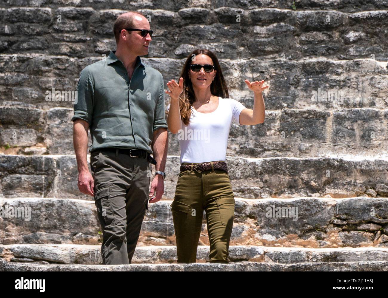 Il Duca e la Duchessa di Cambridge guardano fuori dal Caana a Caracol, un antico sito archeologico maya profondo nella giungla nella Foresta di Chiquibul in Belize, durante il loro tour dei Caraibi per conto della Regina per celebrare il suo Giubileo del platino. Data foto: Lunedì 21 marzo 2022. Foto Stock