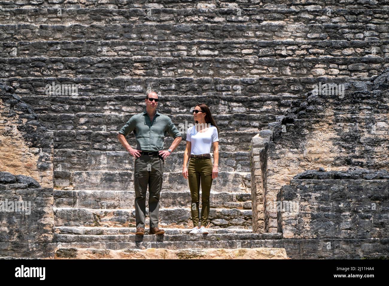 Il Duca e la Duchessa di Cambridge guardano fuori dal Caana a Caracol, un antico sito archeologico maya profondo nella giungla nella Foresta di Chiquibul in Belize, durante il loro tour dei Caraibi per conto della Regina per celebrare il suo Giubileo del platino. Data foto: Lunedì 21 marzo 2022. Foto Stock