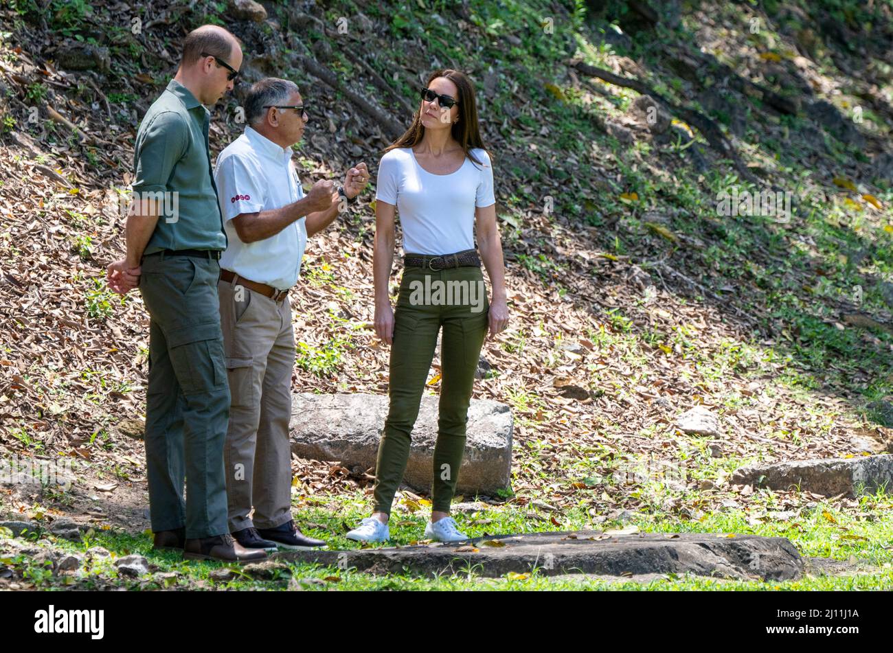 Il Duca e la Duchessa di Cambridge, con l'esperto archeologico Allan Moore, a Caracol, un antico sito archeologico maya profondo nella giungla nella Foresta di Chiquibul in Belize, durante il loro tour dei Caraibi per conto della Regina per celebrare il suo Giubileo del platino. Data foto: Lunedì 21 marzo 2022. Foto Stock