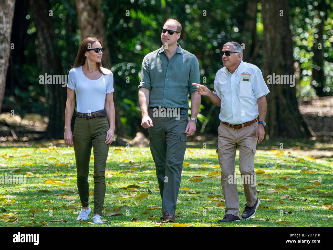 Il Duca e la Duchessa di Cambridge, con l'esperto archeologico Allan Moore, a Caracol, un antico sito archeologico maya profondo nella giungla nella Foresta di Chiquibul in Belize, durante il loro tour dei Caraibi per conto della Regina per celebrare il suo Giubileo del platino. Data foto: Lunedì 21 marzo 2022. Foto Stock