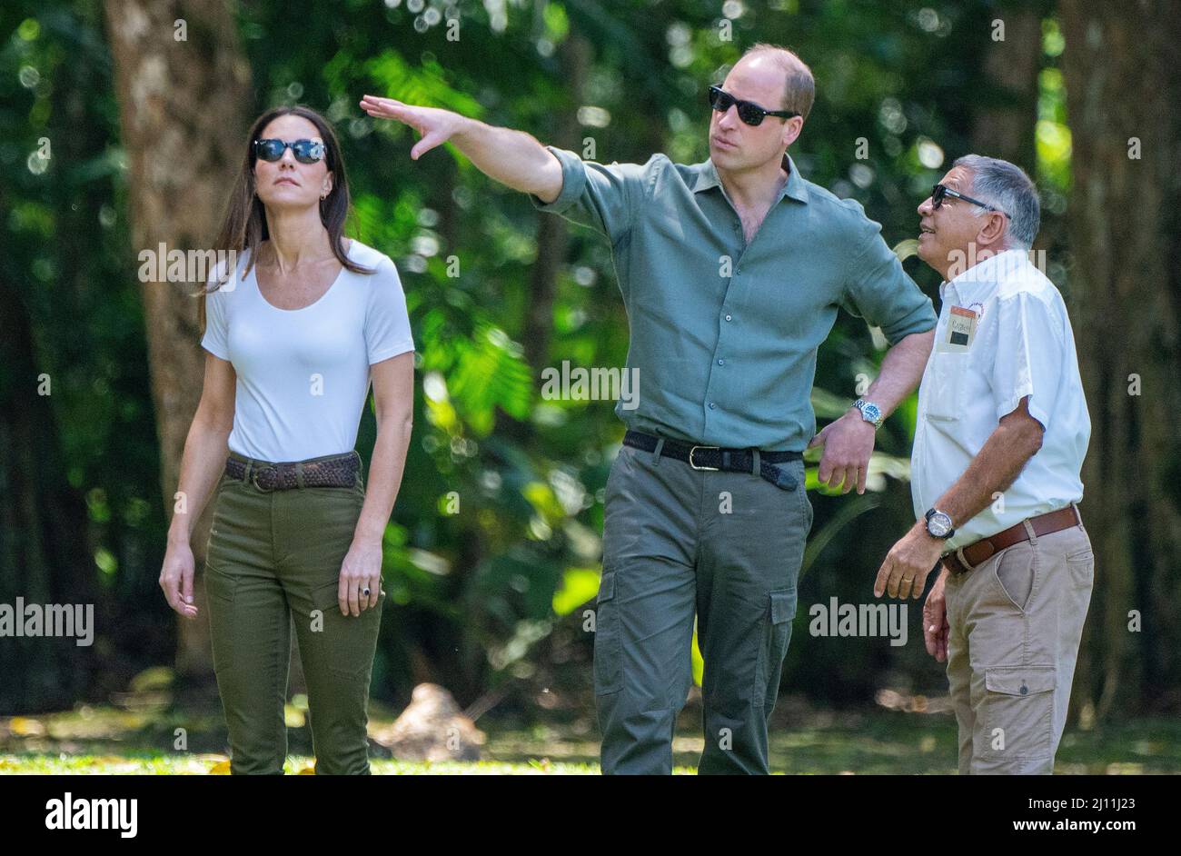 Il Duca e la Duchessa di Cambridge, con l'esperto archeologico Allan Moore, a Caracol, un antico sito archeologico maya profondo nella giungla nella Foresta di Chiquibul in Belize, durante il loro tour dei Caraibi per conto della Regina per celebrare il suo Giubileo del platino. Data foto: Lunedì 21 marzo 2022. Foto Stock