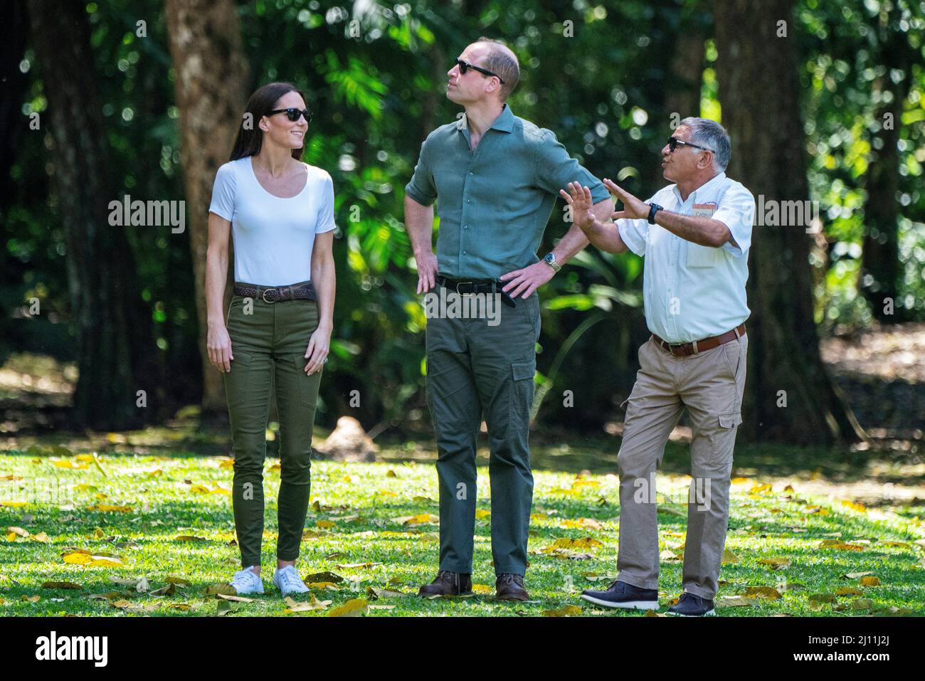 Il Duca e la Duchessa di Cambridge, con l'esperto archeologico Allan Moore, a Caracol, un antico sito archeologico maya profondo nella giungla nella Foresta di Chiquibul in Belize, durante il loro tour dei Caraibi per conto della Regina per celebrare il suo Giubileo del platino. Data foto: Lunedì 21 marzo 2022. Foto Stock
