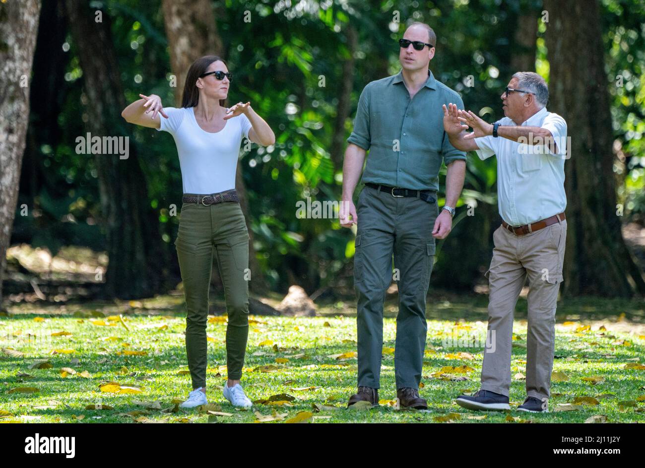 Il Duca e la Duchessa di Cambridge, con l'esperto archeologico Allan Moore, a Caracol, un antico sito archeologico maya profondo nella giungla nella Foresta di Chiquibul in Belize, durante il loro tour dei Caraibi per conto della Regina per celebrare il suo Giubileo del platino. Data foto: Lunedì 21 marzo 2022. Foto Stock