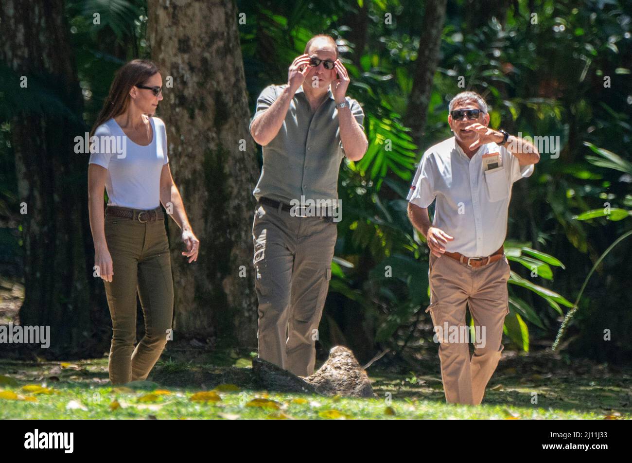 Il Duca e la Duchessa di Cambridge, con l'esperto archeologico Allan Moore, a Caracol, un antico sito archeologico maya profondo nella giungla nella Foresta di Chiquibul in Belize, durante il loro tour dei Caraibi per conto della Regina per celebrare il suo Giubileo del platino. Data foto: Lunedì 21 marzo 2022. Foto Stock