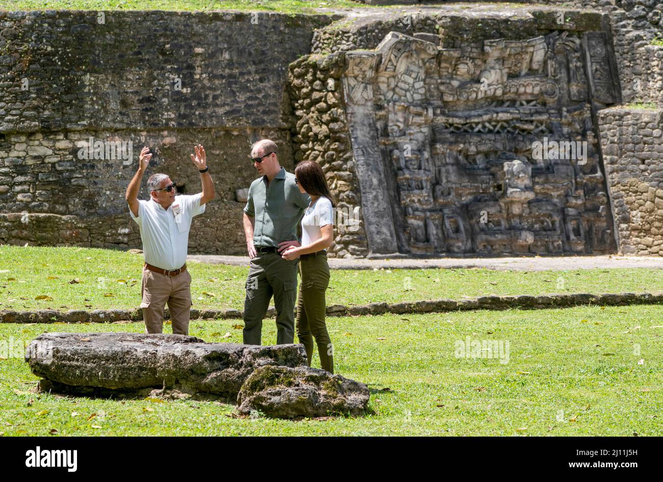 Il Duca e la Duchessa di Cambridge, con l'esperto archeologico Allan Moore, a Caracol, un antico sito archeologico maya profondo nella giungla nella Foresta di Chiquibul in Belize, durante il loro tour dei Caraibi per conto della Regina per celebrare il suo Giubileo del platino. Data foto: Lunedì 21 marzo 2022. Foto Stock